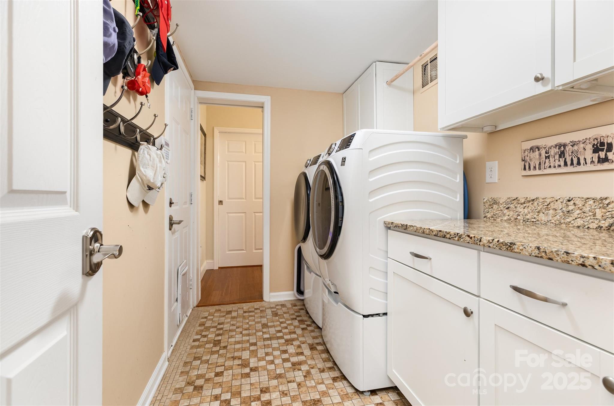 Charlotte, North Carolina 28269, United States, 5 Bedrooms Bedrooms, ,4 BathroomsBathrooms,Residential,Active,228770