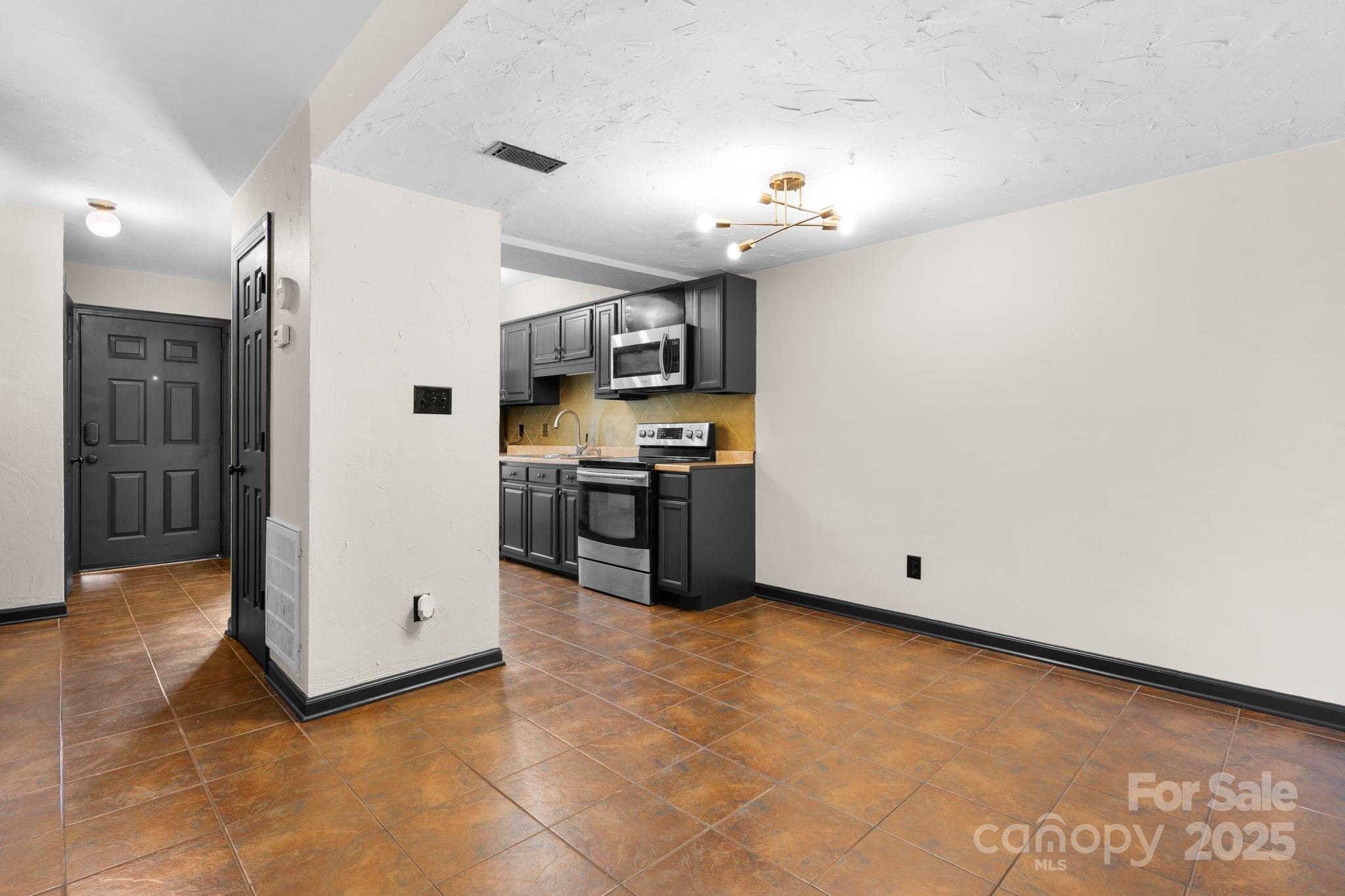 2705 N Center Street 78