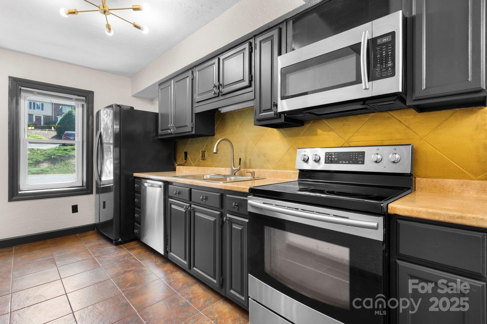 2705 N Center Street 78