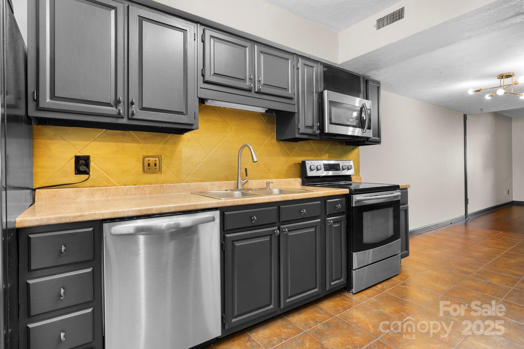 2705 N Center Street 78