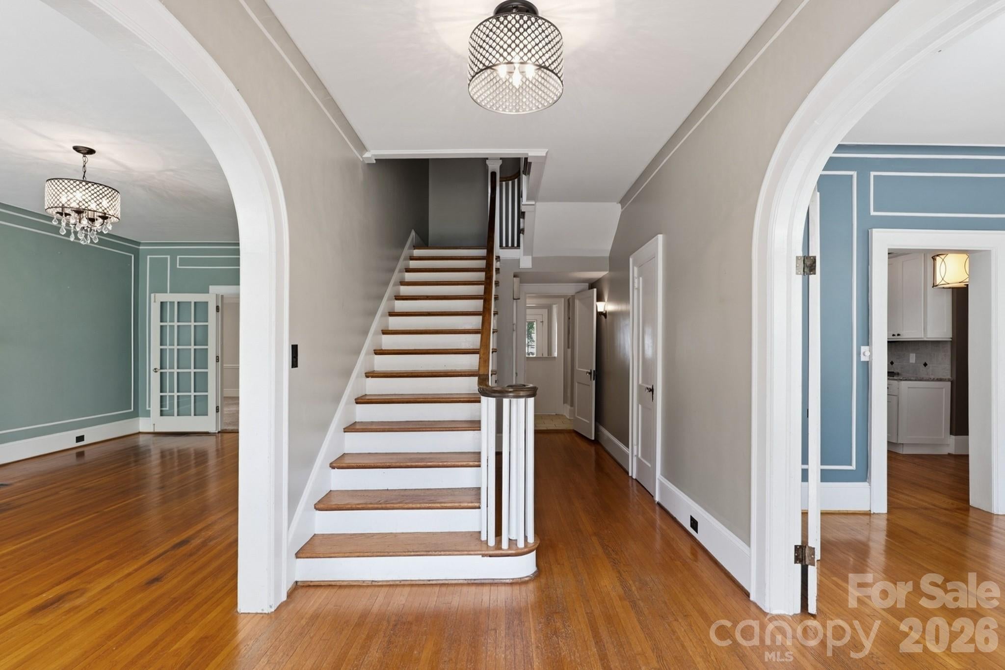 306 Union Street S
