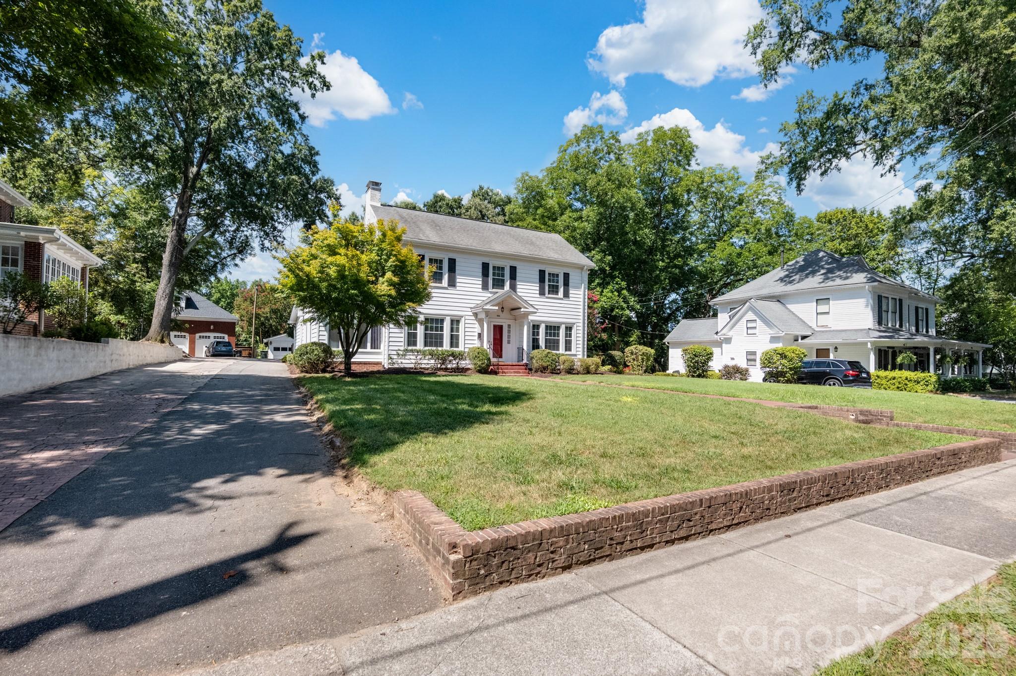 306 Union Street S