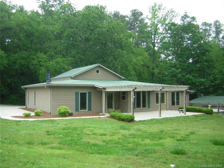 Propane Gas Pack w/CAC, Range, Dishwasher, Microwave, Fireplace w/Gas starter. Large 3 bay garage. 1000 gallon propane storage tank, city water for house, well water for garage.