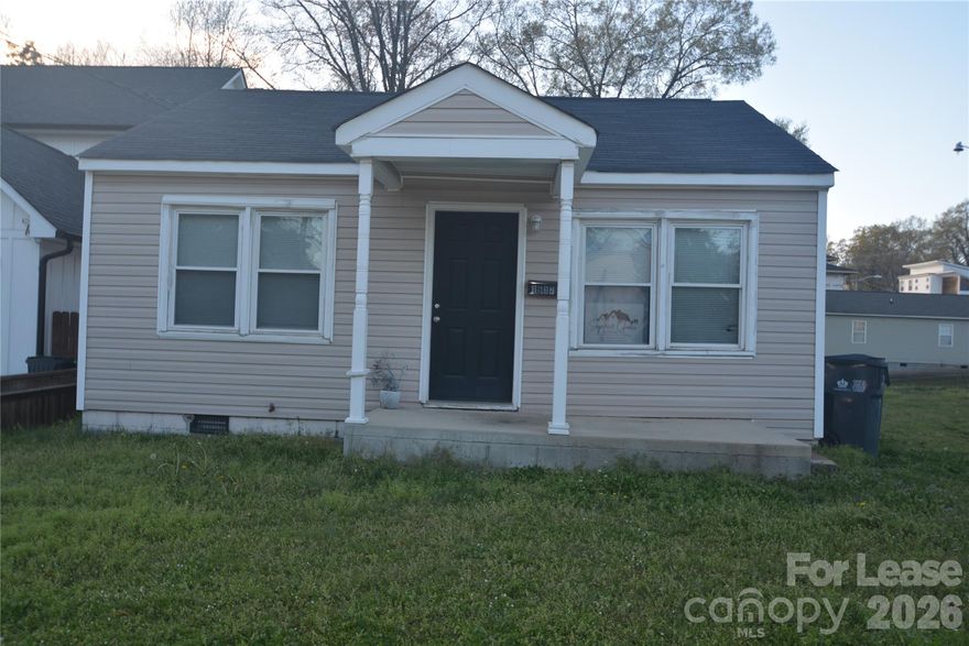 Absolutely gorgeous 1 bedroom single family home in the Belmont community.  Very close to downtown, Central Ave. establishments, CMS.....great location.
