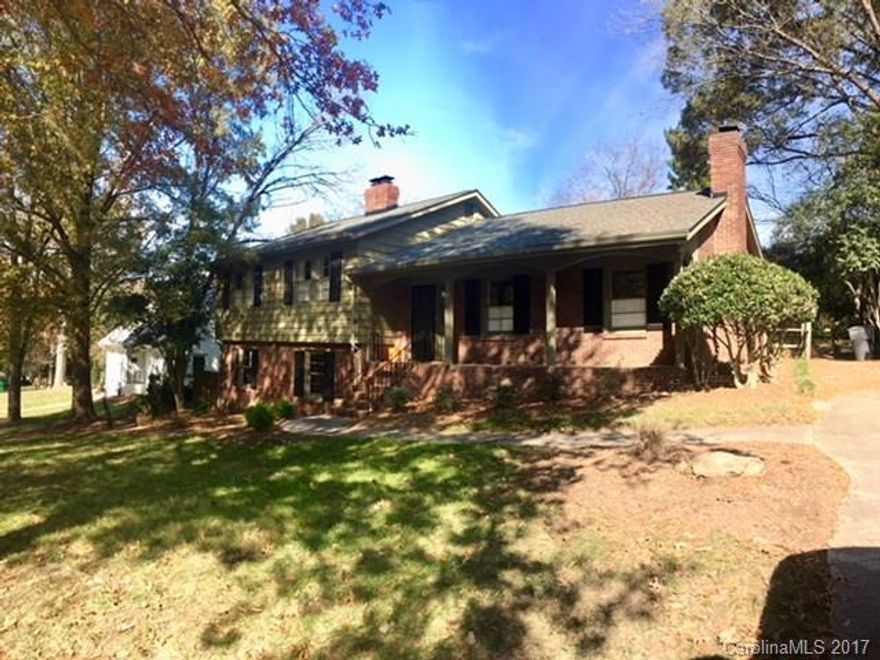 Wonderful split level 4 bedroom 2.5 bath home in Barclay Downs! Take advantage of this great opportunity to lease a home within minutes to SouthPark. New SS appliances, carpet, hardwood floors, built-ins down, fresh neutral tones, 2 fireplaces, and 2 living room areas. Fenced yard with patio.