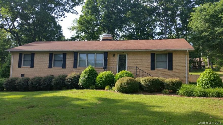 Great home in a great location. 3 Bedrooms, 2 Baths Full Brick Veneer Home. Wooden Floors, Insulated Windows, Kitchena and DIning Combo, Seperate Den.
Clean and ready for new owner. $129,900