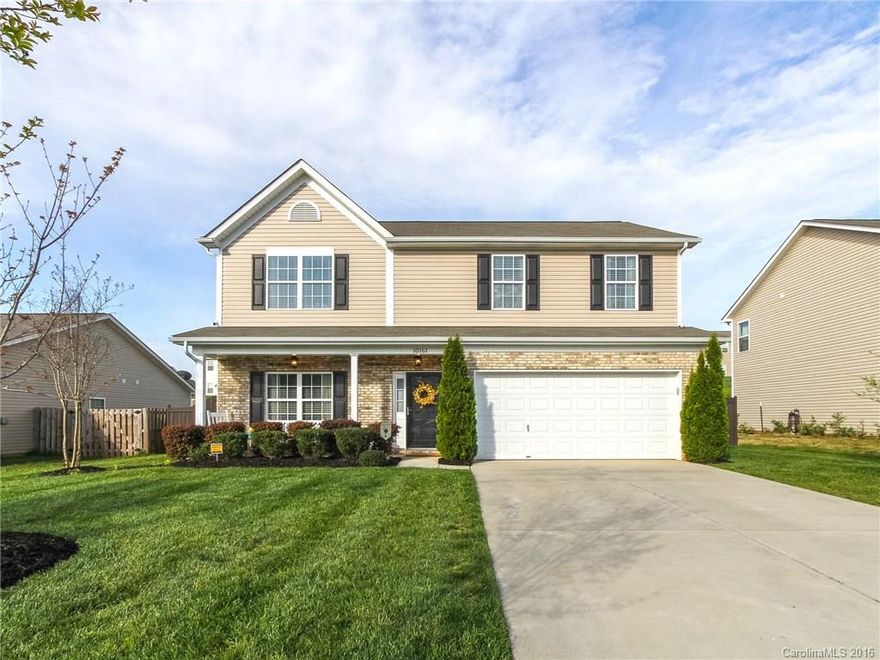 Welcome home to Highland Creek.  This house makes you feel at home from the moment you walk through the door.  You'll feel like you've walked in to a model.  The main level features a spacious and open floor plan that is perfect for entertaining.  Upstairs welcomes you with an open loft, 2 secondary bedrooms and an owners suite fit for a master.  The large, flat, fenced yard is a perfect spot for summer entertaining.  Don't miss out on this great opportunity.