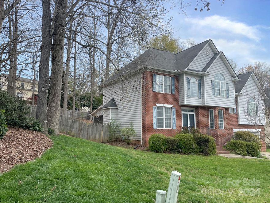 Opportunity to own 4 Bedroom Home in conveniently located Royal Oaks Subdivision. Home Features Dining Room, Living Room Great Room w Fireplace on Main Level with Kitchen. Covered Rear Porch, Fenced Backyard. Attached 2 Car Garage on 0.31 Acre Lot with Water view across street. Home in need of updates and repairs. Property being Sold in as-is Condition.
Multi Offer exist. Seller is asking for Highest and Best by 3 PM 04-10-24