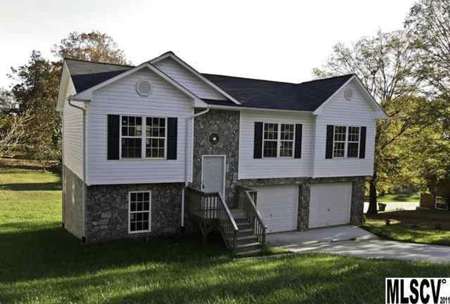 3 bed, 2 bath in central location in Hickory! Close to I-40, Malls, Hwy 127, & Hwy 70; Custom Oak Cabinets; One year warranty; $114,900