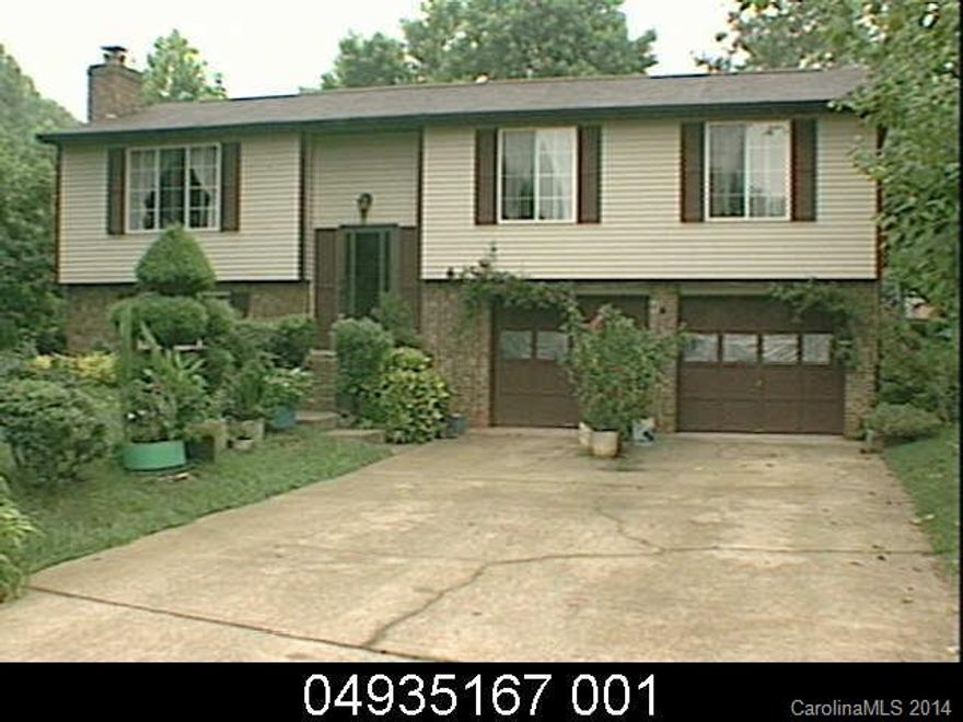 Lovely 2-story single family house, with sunroom and deck on back overlooking secluded woodsy area. Close to UNC Charlotte, the house features a 2 car garage and is all electric.
Pets are conditional - there is a cat door installed - currently blocked.