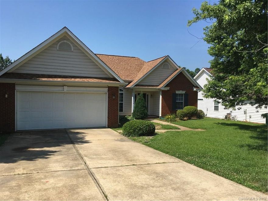 This is a beautiful 3 bedroom 2 bath home is a must see! Tons of natural light, gas stove, spacious open floor plan and a fenced in yard!  Come see it before is gone!