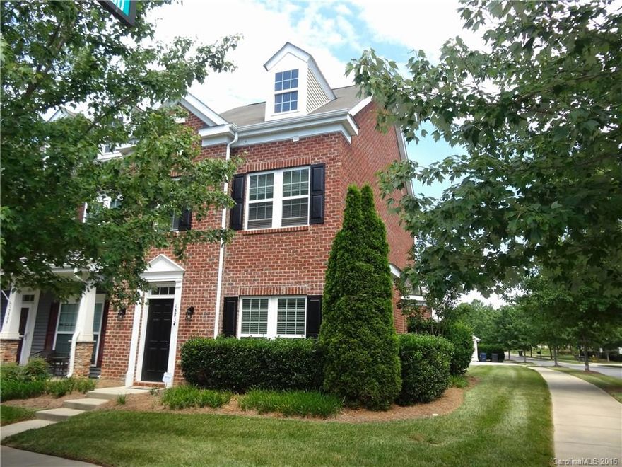 Beautiful 3BR, 3.5BA end unit w/ lots of windows, hdwds on main, large living rm w/frpl, bay window & media niche, kitchen w/ stainless appls, tons of counterspace/cabinetry & bkfst bar, dining area w/ bay window, large master w/ full bath & walk-in, huge 3rd flr bed/bonus w/ full bath & 2 closets, washer/dryer/fridge remain, fenced bkyard, 1-car gar, HOA maintains grass, new carpet in master & 2nd bed, Community pool, covered pavilion, splashpark & playgrd! Walk to Elem & Middle Schools.