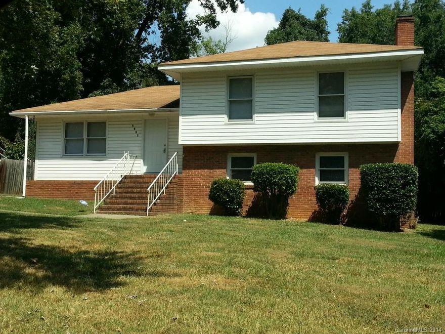 Great Home Great Location, Tri-level split floor plan.  This home has 4 bedrooms 2.5 baths.  Neutral paint and carpet  throughout unit.  Close to shopping,  lots of restaurants and specialty shops.  Just minutes from downtown, Southpark and all major interstates.  No smoking and No pets allowed in unit.