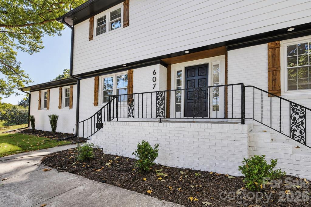 607 Willow Lane