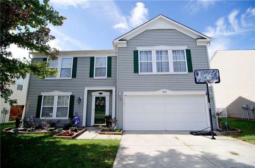 Fantastic maintained 2story home located in Clover Schools!Over 2,700 Sq.ft 3bedroom/2.5 bath. Laminate flooring on lower level.