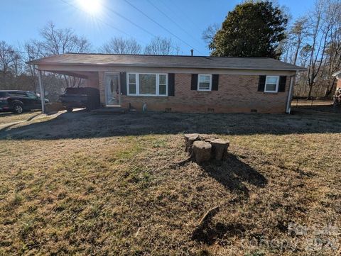 Photo of 1725 26th Street NE, Hickory, NC 28601 (MLS # 4347005)