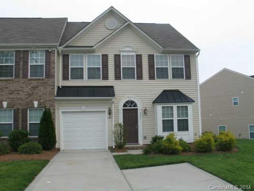 VERY NICE TOWNHOME- LIV RM/ DINING RM COMBO- PASS THROUGH WINDOW TO KITCHEN- MASTER ON MAIN- ALL BR'S HAVE WALK IN CLOSETS- NICE LOFT AREA- PRIVACY FENCED PATIO. BANK OWNED TO CONVEY BY SPECIAL WARRANTY DEED & AS IS. BUYER/ BUYER AGENT TO VERIFY ALL INFO & SYSTEMS. PLEASE SUBMIT PROOF OF FUNDS OR PREAPPROVAL LETTER WITH OFFER. ADDENDUM GENERATED AFTER OFFER ACCEPTANCE.