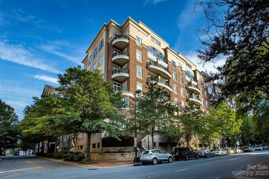 Great location in the heart of Uptown Charlotte! The floor plan features a Kitchen with a breakfast bar that is open to living and dining areas. Large living area with floor to ceiling glass wall with motorized window shades. Split bedrooms and bathrooms. Large balcony with views of 4th Ward. Storage unit and one deeded parking space.