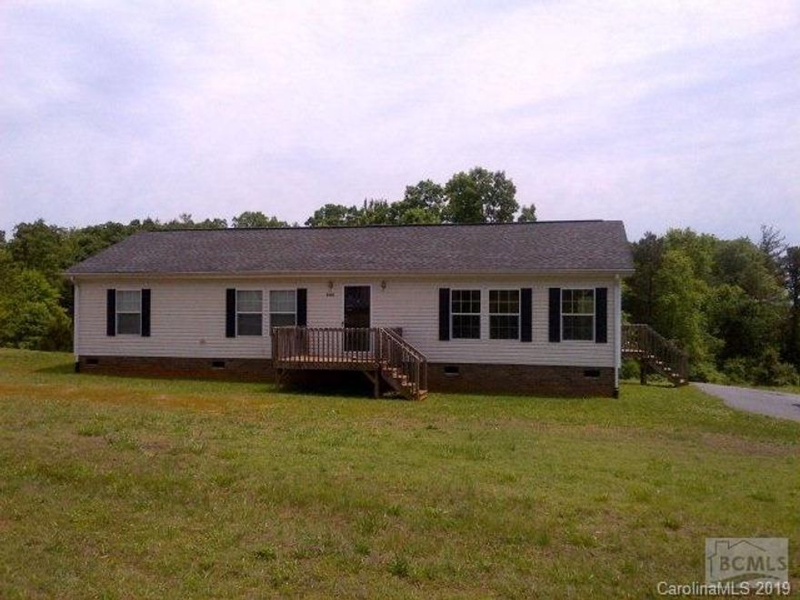 Very nice modular home! Fresh paint. Choose your floors. Lots of windows and light in kitchen with plenty of cabinets and large island with bar. Master bath with double sinks, soaking tub and separate shower. Less than 5 min to Ray Childers Elementary!