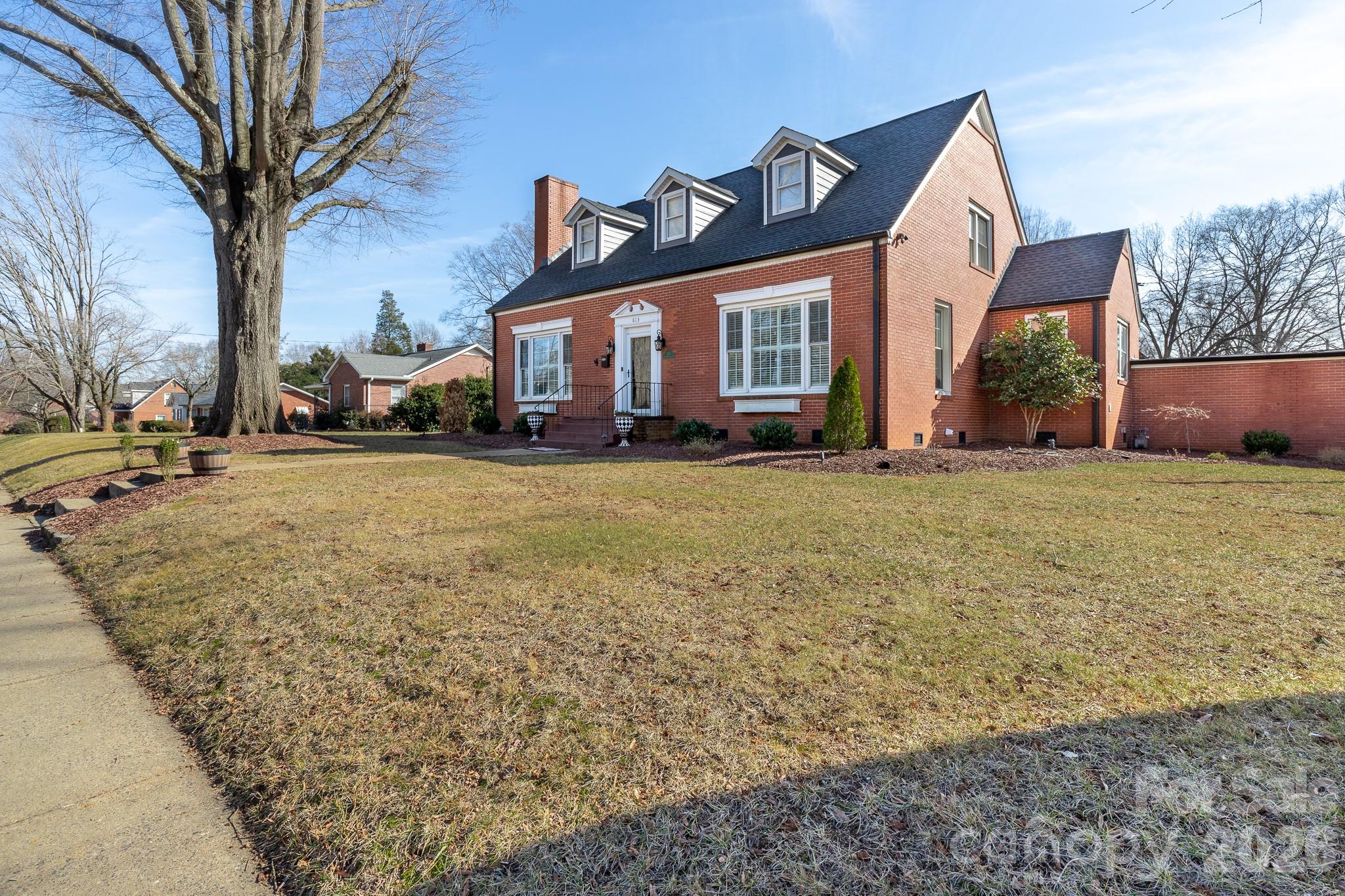 813 W Mountain Street