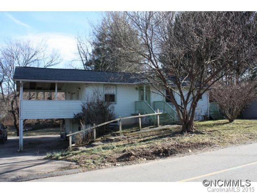 Very convenient location in Black Mtn. Over 1700sf with 4 bedrooms and 3 baths on .7ac lot. Master suite with large walk in closet. Huge screened porch off living room and master. Nice bright and open family room opens out to the back yard and patio.