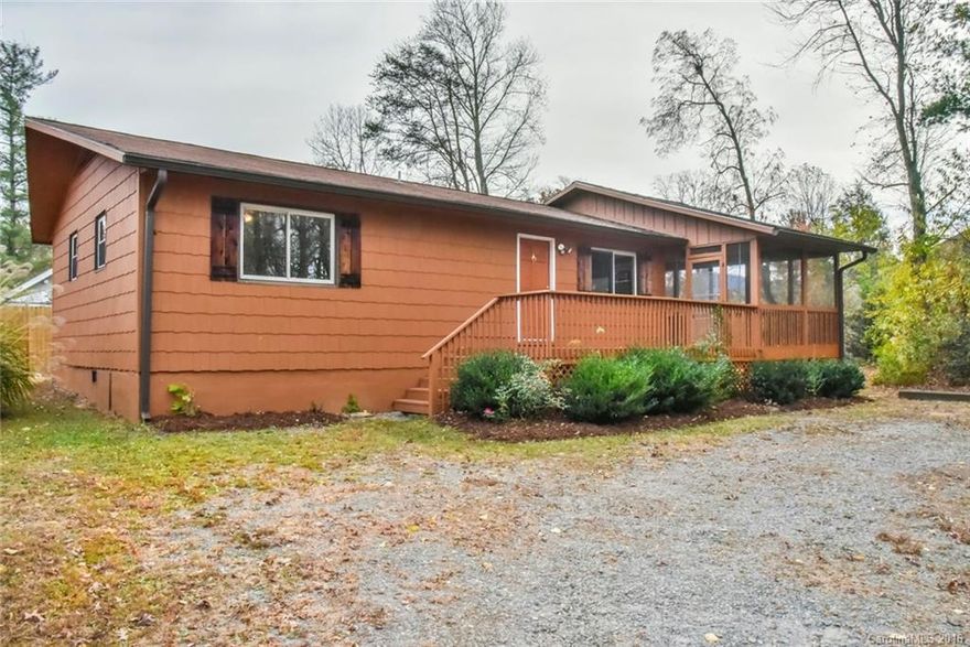 Close to Lake Tomahawk open Living, dining, Kitchen design with large 384 sqft screen porch. All one level living easily expands onto porch in spring, summer and fall. Freshly painted and ready to move into. Hardwood floors in living areas and bedrooms shine with professional buffing. Tile floors in kitchen and baths. See Disclosure regarding site built. New Roof Shingles,
 Range and Microwave.A portion of the lot between 121 and 125 will be conveyed at closing.