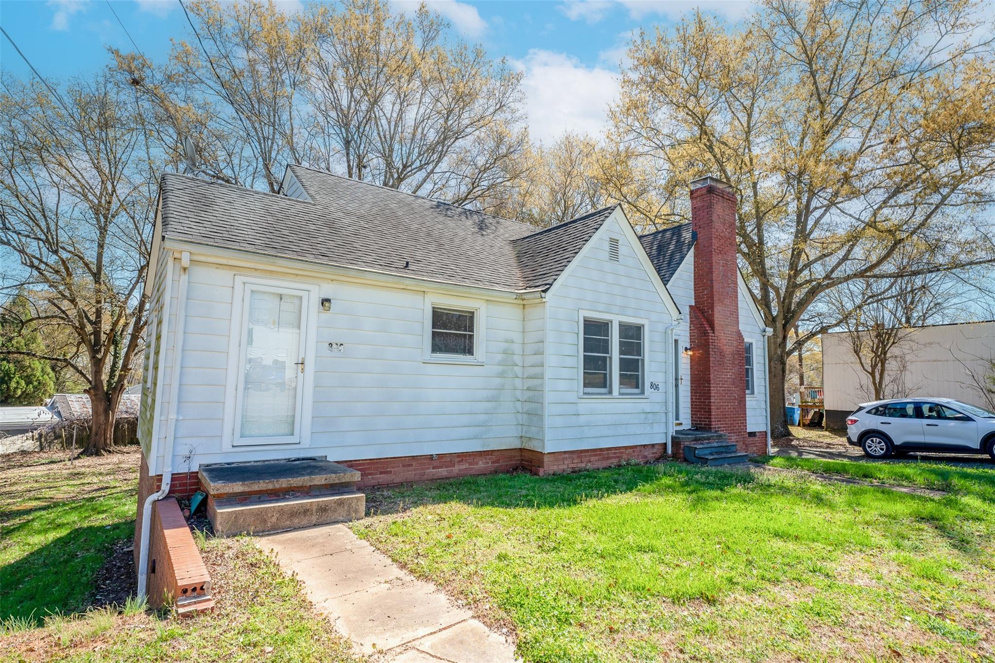 Main image without alt text