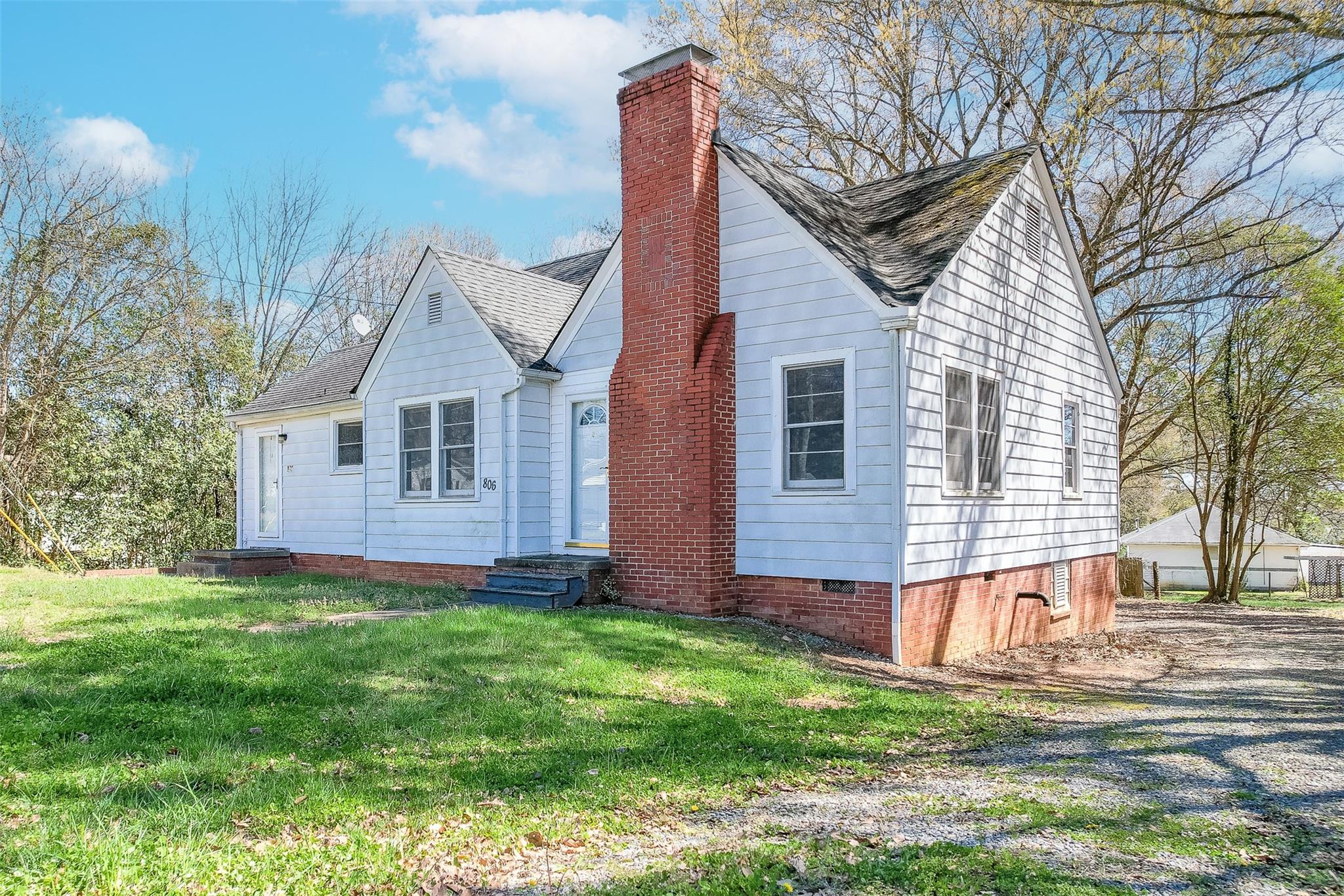 Main image without alt text