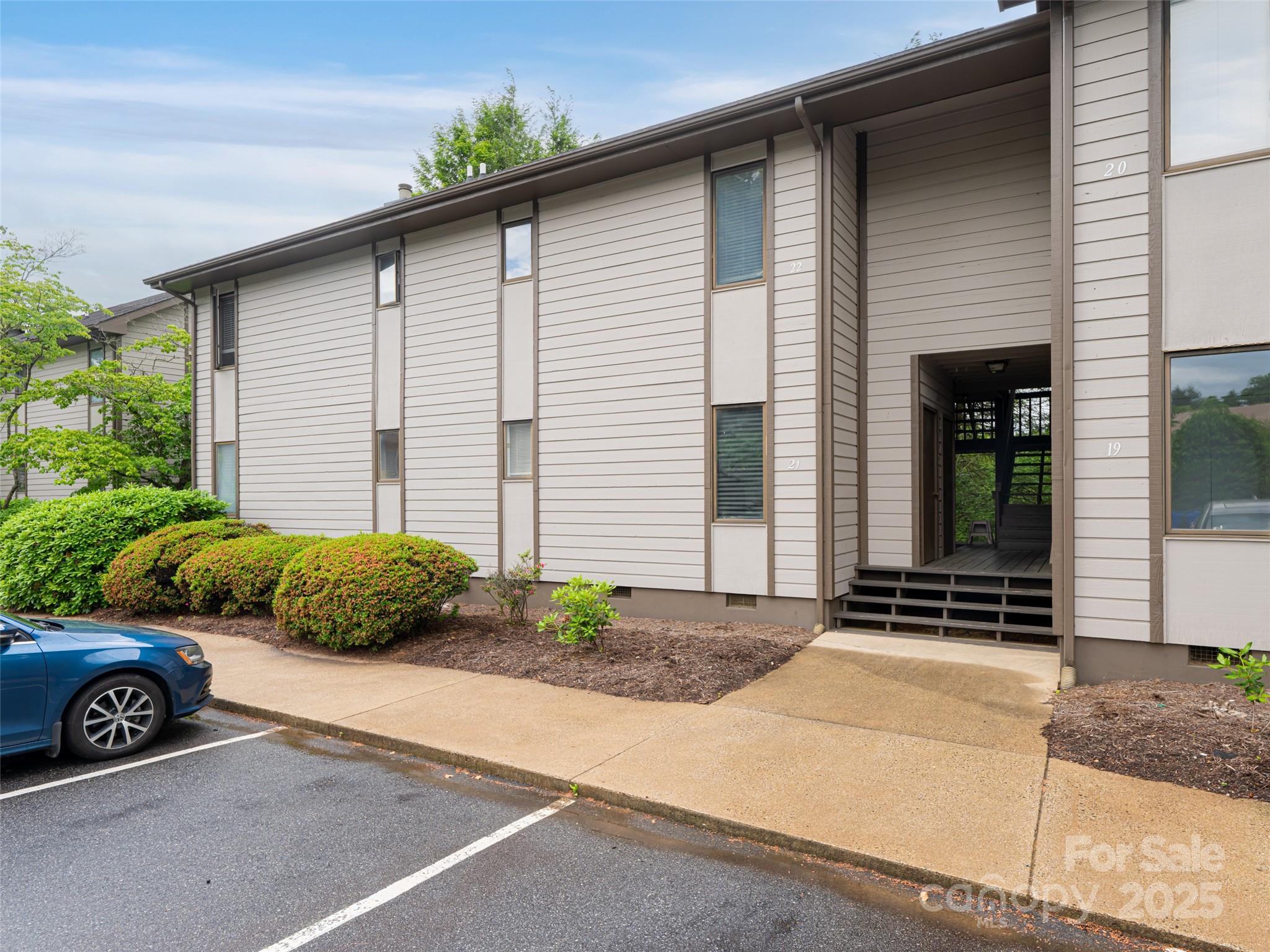 201 Racquet Club Road 21