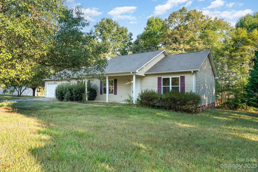 Welcome to this 3 Bedroom 2 Bathroom Home in Hickory North Carolina, If you are looking to make a home your own this is your opportunity!!! Don't miss the attached garage, with ample storage space!!!