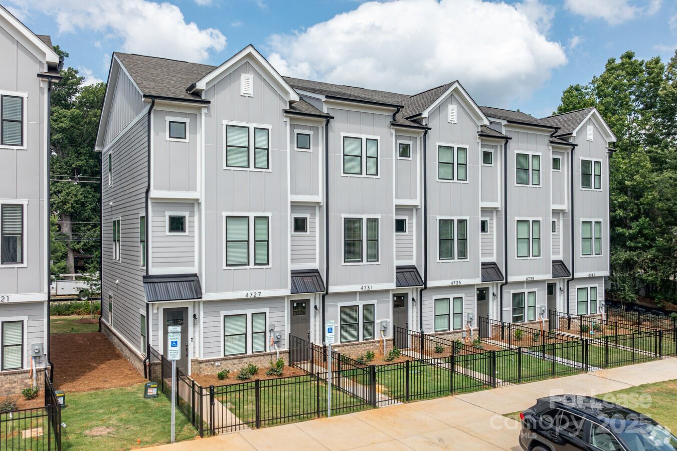 Charlotte, North Carolina 28269, United States, 3 Bedrooms Bedrooms, ,4 BathroomsBathrooms,Residential,Active,58915