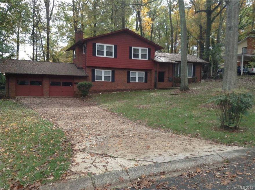 Split-level on nearly 1/2-acre wooded lot! Large LR w/picture window flows into dining area. Sliding doors access sun porch, which leads to expansive deck overlooking fenced back yard. Kitchen has black appliances and new vinyl floor. Hardwoods and ceiling fans in bedrooms. Hall bath has dual sink vanity. Lower level houses 1/2 bath, office, den w/gas log masonry fireplace, built-ins and closet (could be 4th BR). Close to schools, shopping, dining. Easy access to I-485 and Mint Hill!