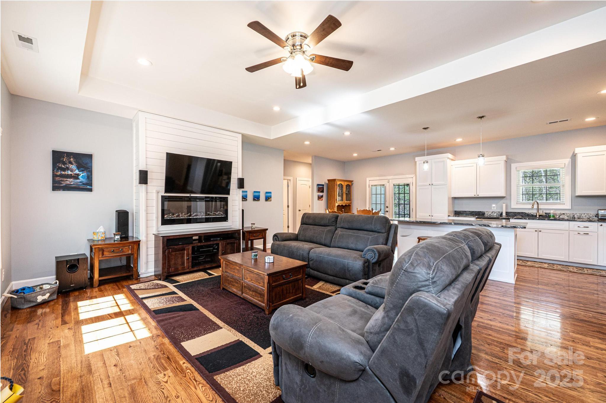 1092 Mast Hook Way