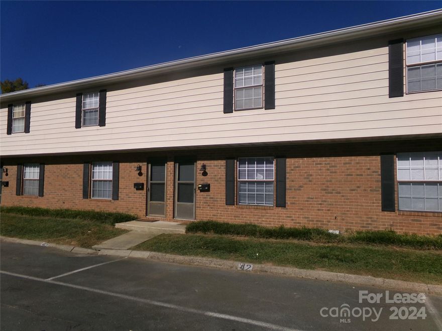 Remodeled 2 bedroom townhome with one and half baths, kitchen appliances including: range, refrigerator and dishwasher.  New laminate flooring in living room, carpet in bedroom areas. Newly painted and waiting for your occupancy.  You will love the location near shopping, schools, City and County offices.  Just minutes from local churches and restaurants.  One available, DON’T WAIT!  GET $200 OFF FIRST MONTHS RENT.   APPLY AND MOVE IN WITHIN 7 DAYS TO QUALIFY FOR DISCOUNT.