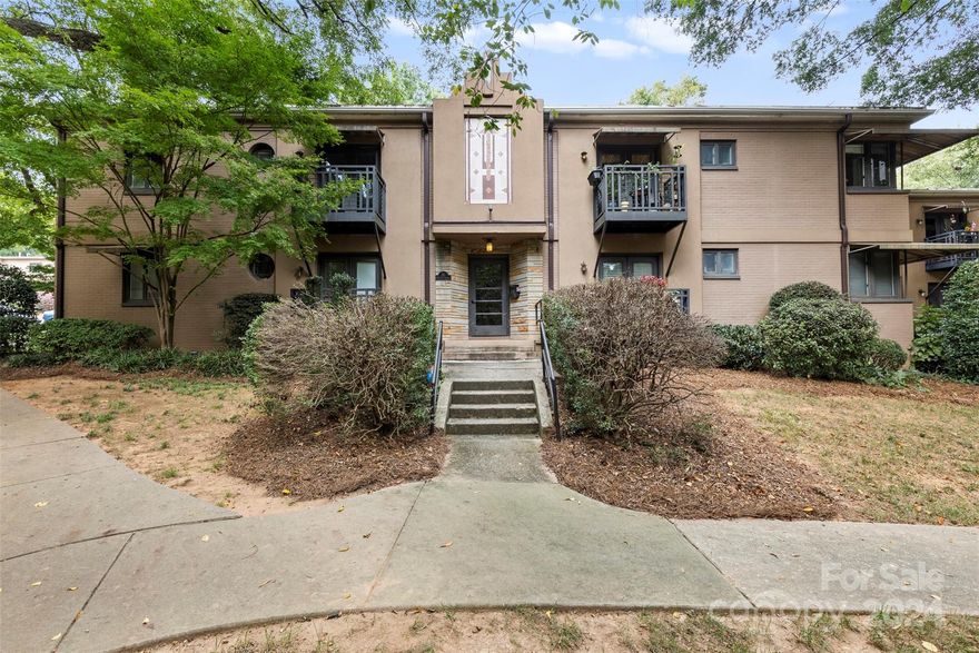 Wonderful Quaint Elizabeth Condo overlooking Pool, Clubhouse and Fitness Center.  The Grove offers a fabulous location, walking distance to fine earteries, coffee shops and more! Minutes to Uptown. Super Unit, Nicely sized Bedrooms,  Kitchen has been updated with custom cabinetry, granite counters and stainless appliances.