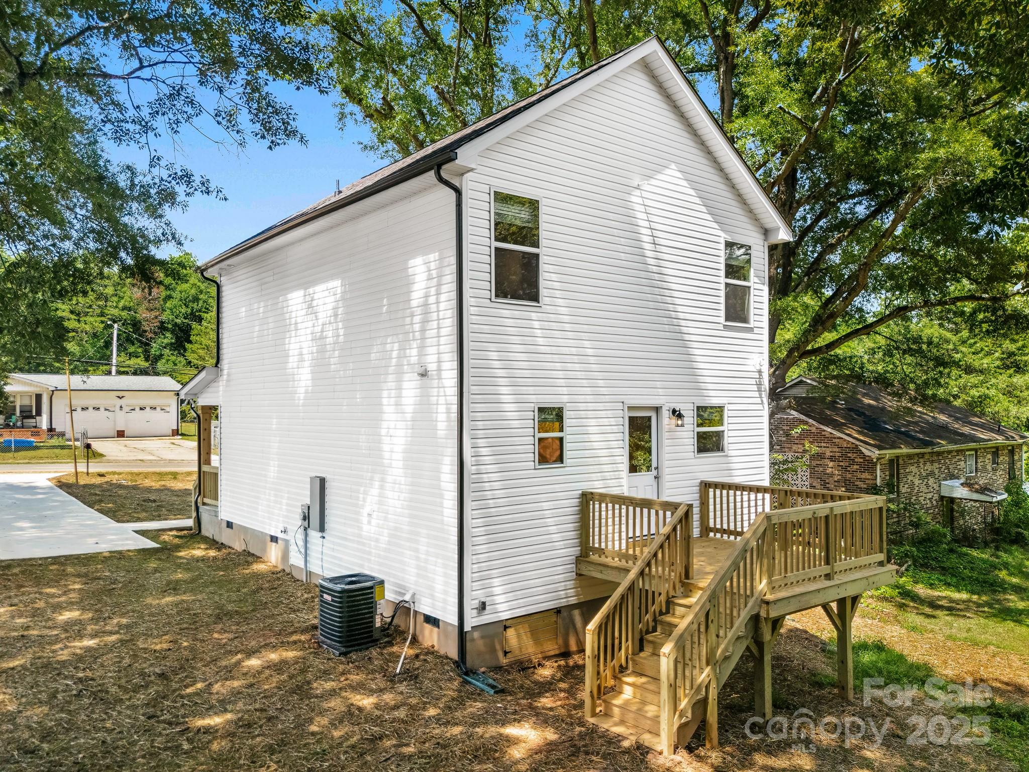 405 E Holly Street