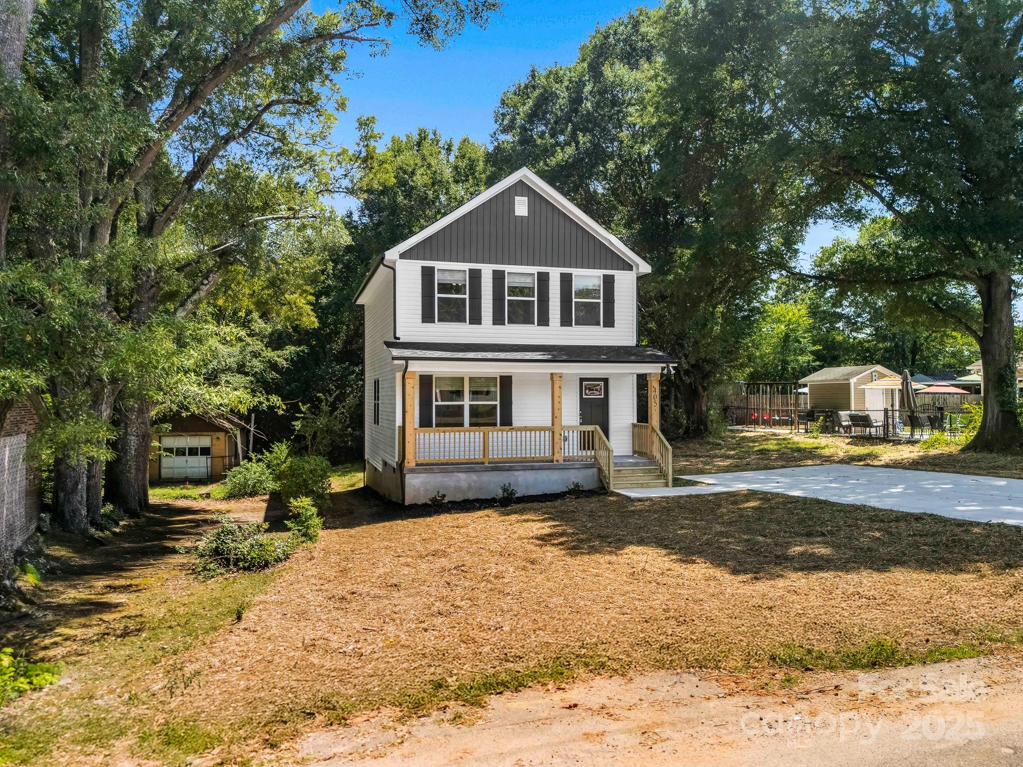 405 E Holly Street