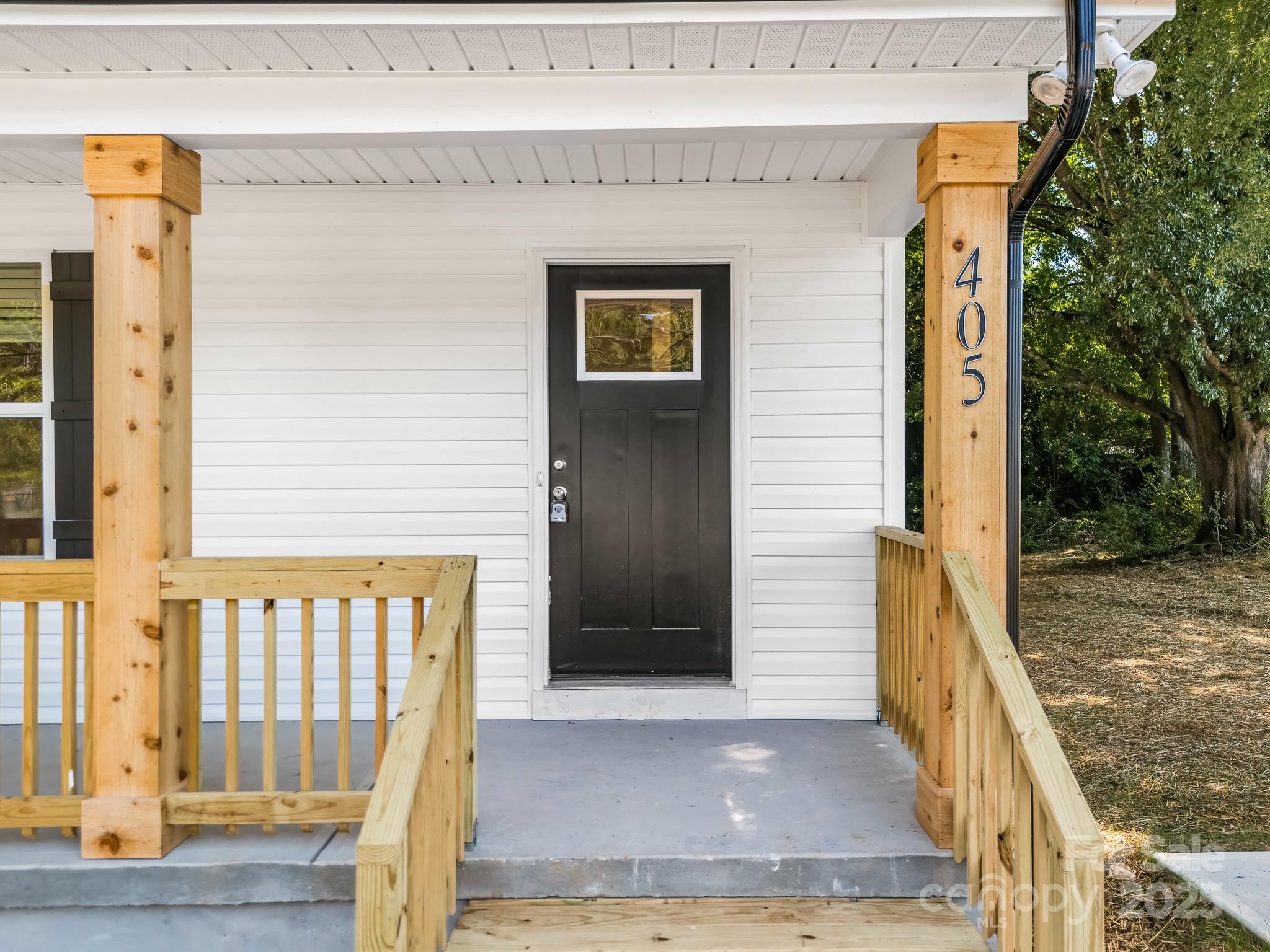 405 E Holly Street
