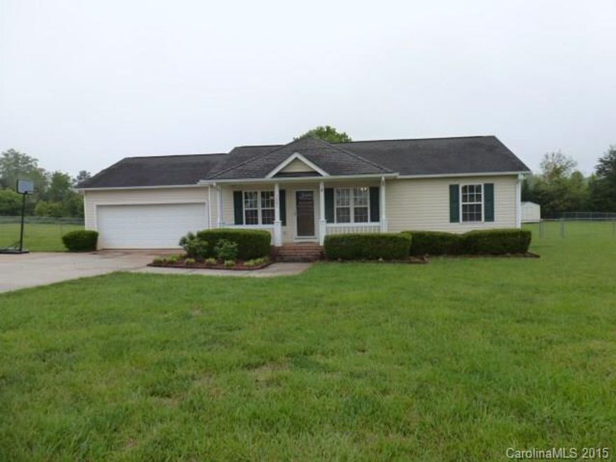 Lots of Summer fun in this great 3BR, 2BA home, has lg fenced yard to play and in-ground pool for the kids. Home features lg LR, DR, kitchen w/breakfast area, stainless appliances, Large deck, dbl garage. Come make your home in the Buford area.