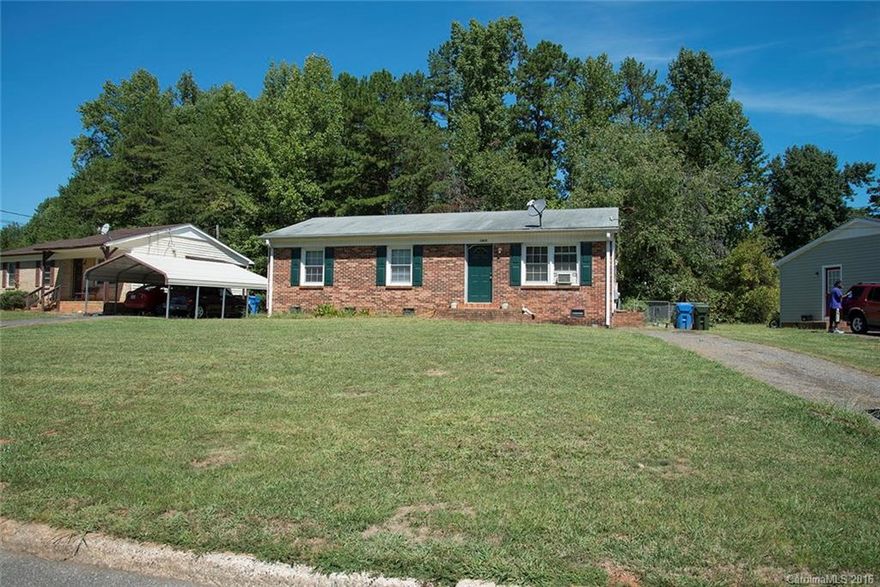 Three bedroom brick home in a well established neighborhood. Home features a nice sized yard! Great starter home or investment opportunity.