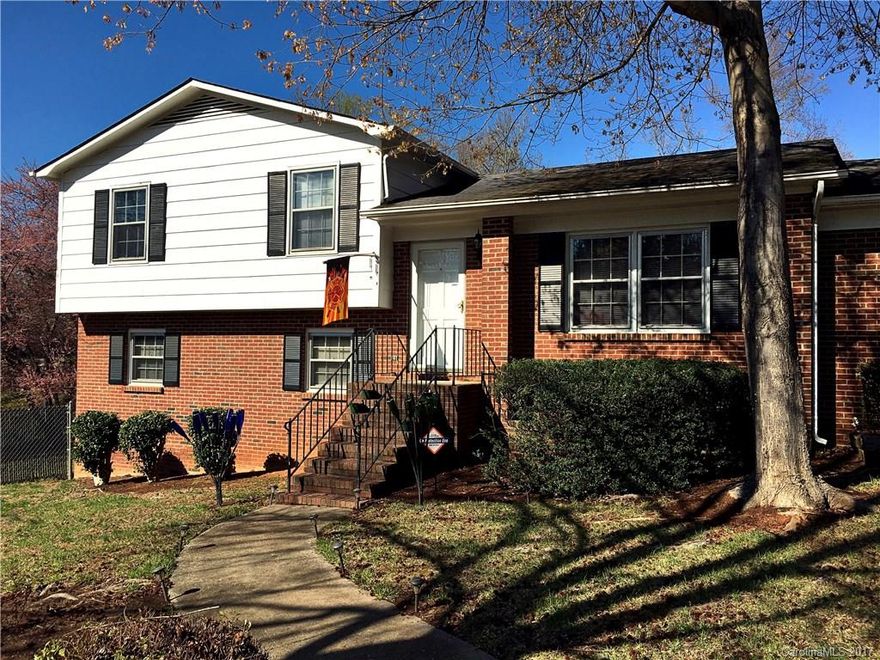 PRICE REDUCED! Great split level home in Gastonia.  It sits in a nice, quiet cul-du-sac.  A spacious 3 bedroom, 2 full bath home with fully fenced back yard.  This home has a family room in the lower level with fireplace, laundry room and full bath combo and an extra sunroom.   The home has been freshly painted.  This is a very motivated seller!  A must see!