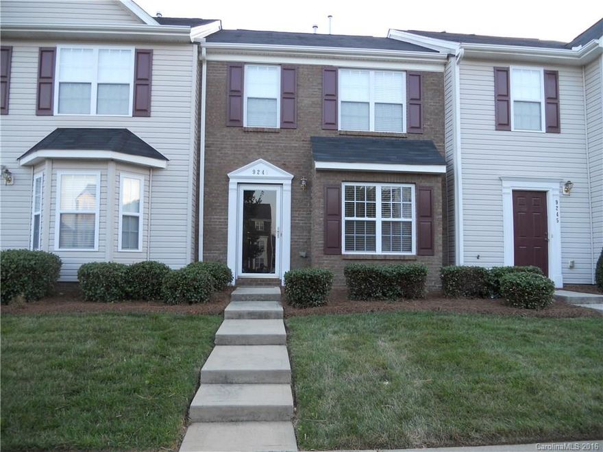 Located an easy 8 iron's distance from 131 Main , The Cork and Cask, and Charlies's Coffeehouse, this townhouse offer's you several dining and beverage options. Easy access to I-77 in either direction and endless shopping opportunities within minutes. Oakhurst is a desirable community with a neighborhood pool. This unit features generously sized rooms. On street and as well as parking in the back.  Pictures are not current.