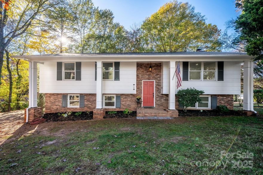 Move-in ready 4BR/2.5BA split-level home on a 0.50-acre lot in Catawba County, just minutes from Hwy 321 and downtown Hickory. Convenient to shopping, dining, schools, and commuting routes.
Recent updates include brand-new windows and luxury vinyl plank flooring throughout. Renovated kitchen features all-new appliances, gas range, and open sightlines to the main living and dining areas—ideal for everyday living and entertaining.
Lower-level den with wood-burning fireplace offers additional living space. Flexible lower level can serve as a second living area, office, bonus room, or guest space.
One-car garage with storage. Spacious yard provides room for outdoor use, gardening, or recreation.
Move-in ready with functional layout and recent updates—schedule your showing today.