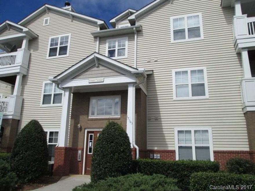 Single level, spacious floor plan with split bedroom. 42'Kitchen cabinets with crown molding. Study ideal for office, hobby room or 3rd bedroom. Custom paint throughout. Close to I77, shopping, restaurants and entertainment. Detached one car garage included with monthly rent.