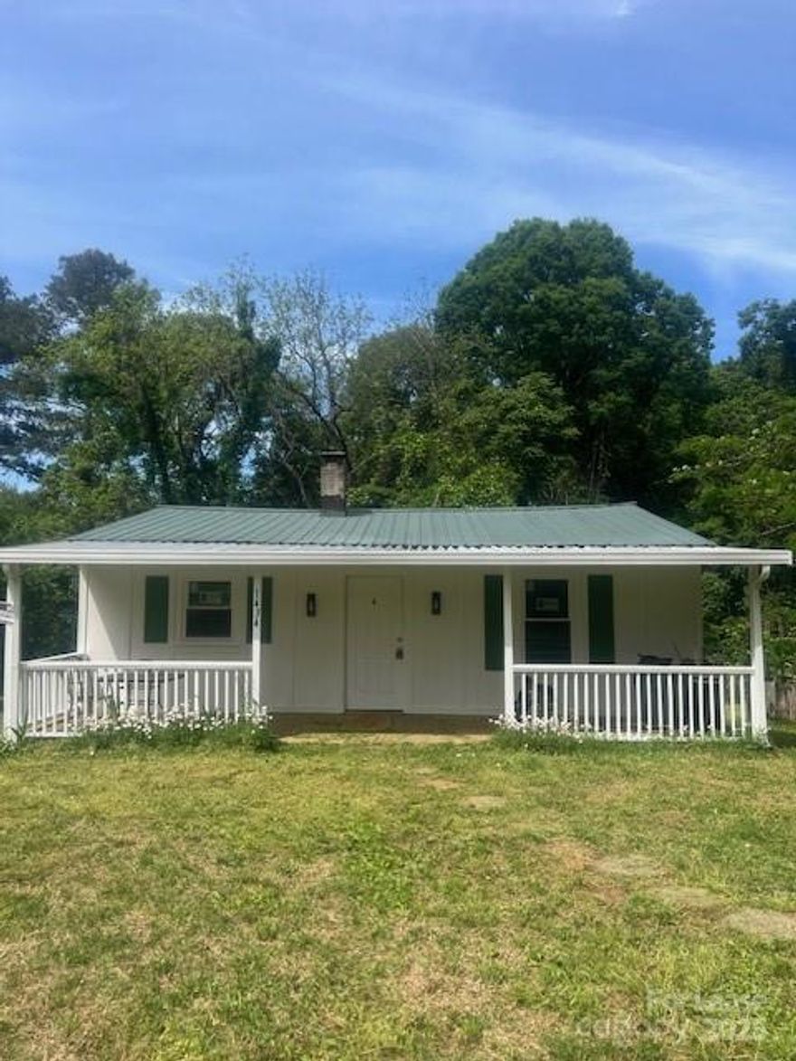 Renovated 2 bedroom and one bathroom on large lot availible for rent.  Very private street with large yard and great location close to everything.  A must see