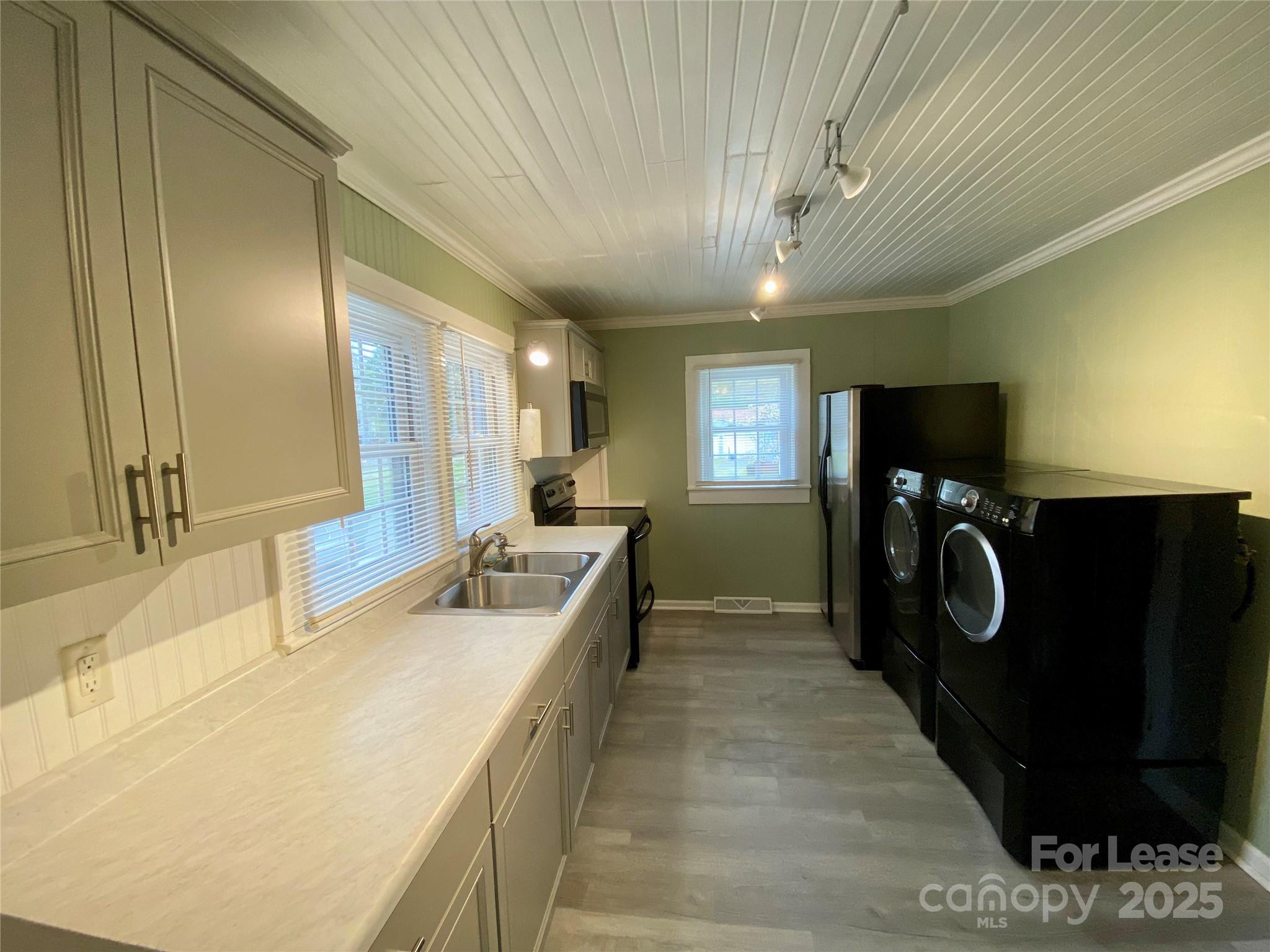 1402 W Mauney Avenue