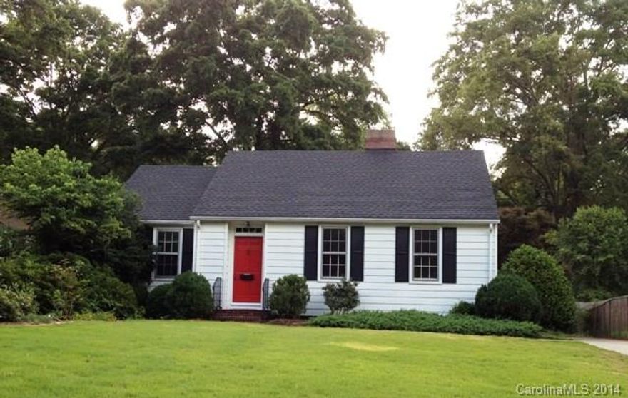 :  Quaint Myrtle Drive Charmer!  2 BR/2 BA with office is everything you need!  This home features a new roof, hardwoods throughout, Formal Living and Dining Room, Master Retreat with bath and large walk in closet.  Beautiful partially fenced lot with tons of privacy.  This home has tons of potential!