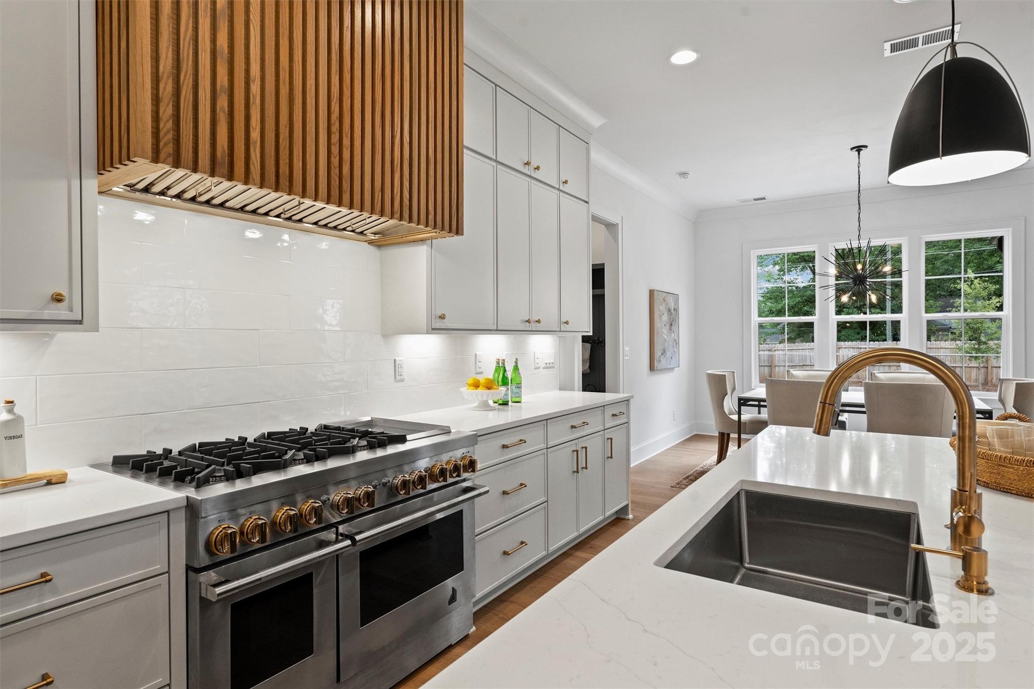 922 Everett Place
