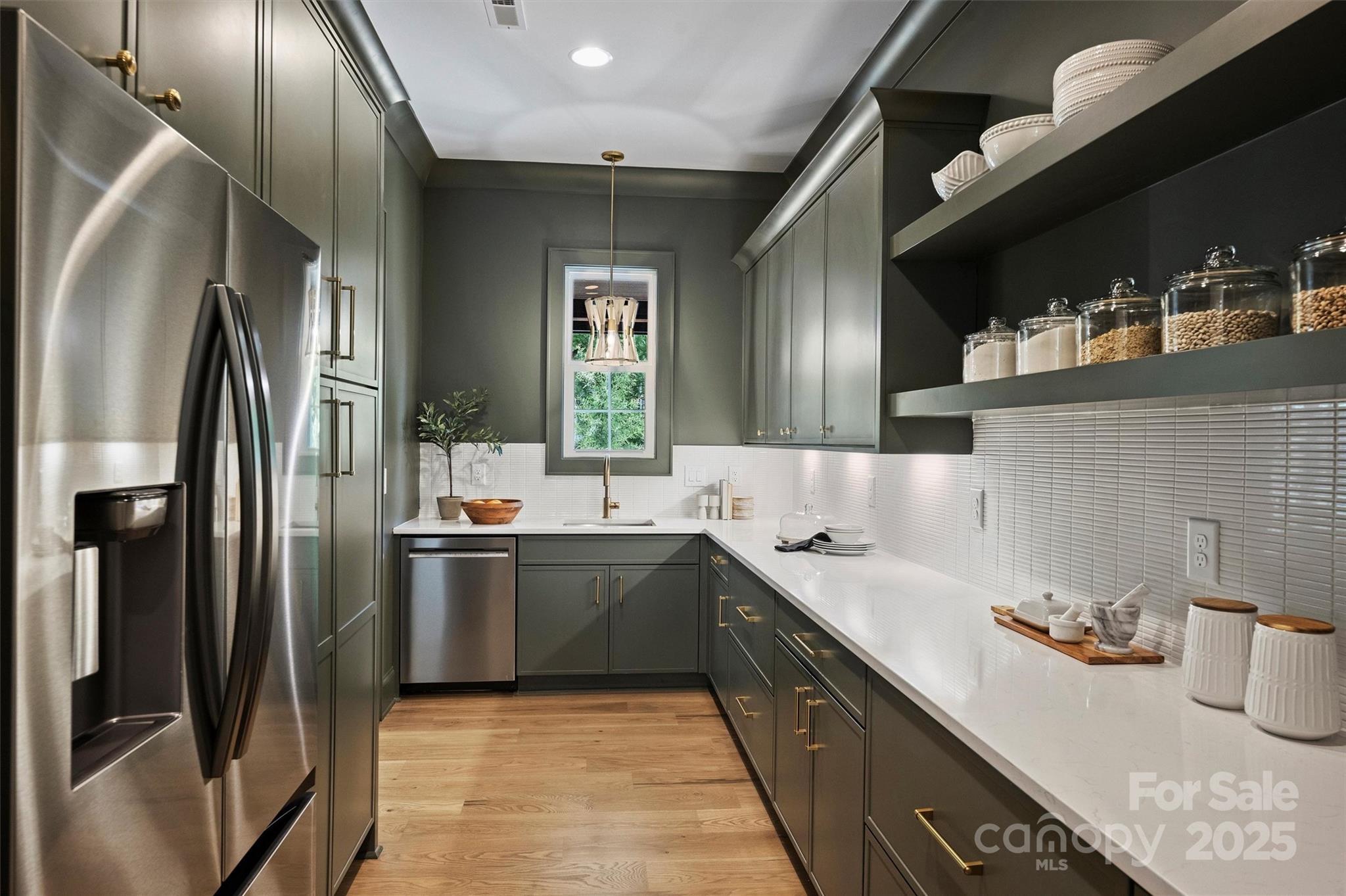 922 Everett Place