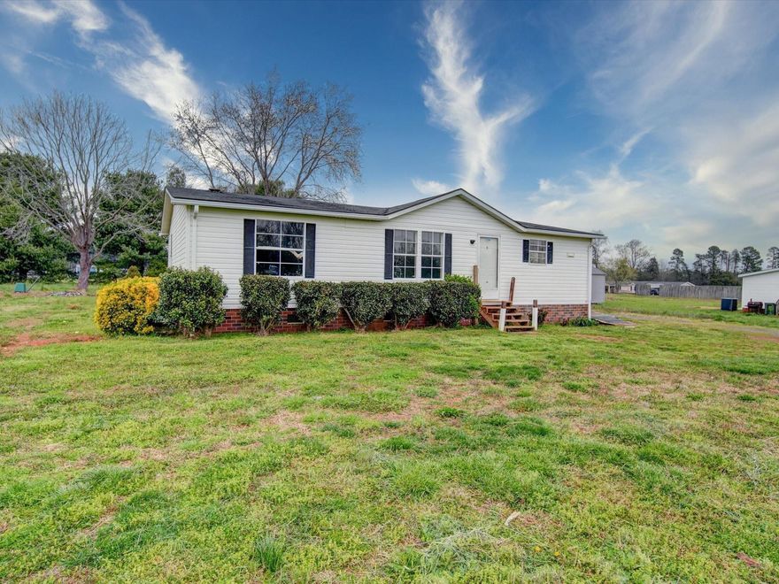 If you like to remodel and love fixer uppers, here you go!!  Check out this house that needs work Cosmeticallly. 3 BR, 2 BA with 1,232 SQ ft. New flooring

NO HOA dues. Being Sold AS IS so Bring us a offer today.